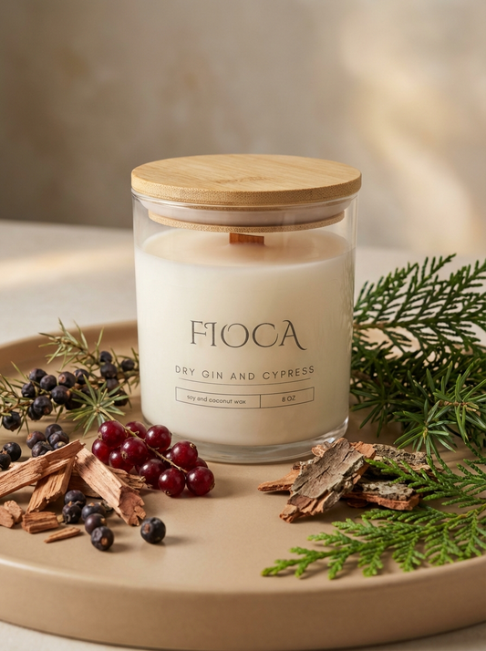 FIOCA candle with wooden lid on a decorative tray with natural elements